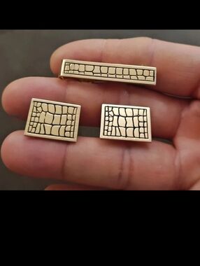 1960s Swank Lizard or Alligator Design Gold Tone Metal Cufflinks and Tie Bar Set